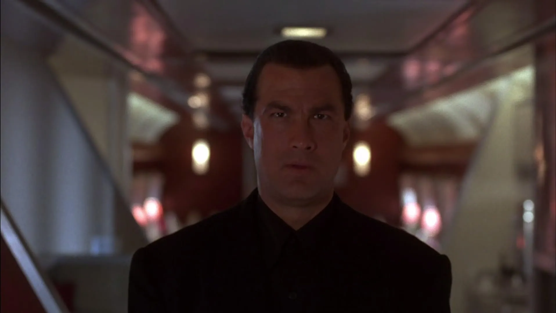 Aksi heroik dalam film UNDER SIEGE 2 (credit: Warner Bros.)