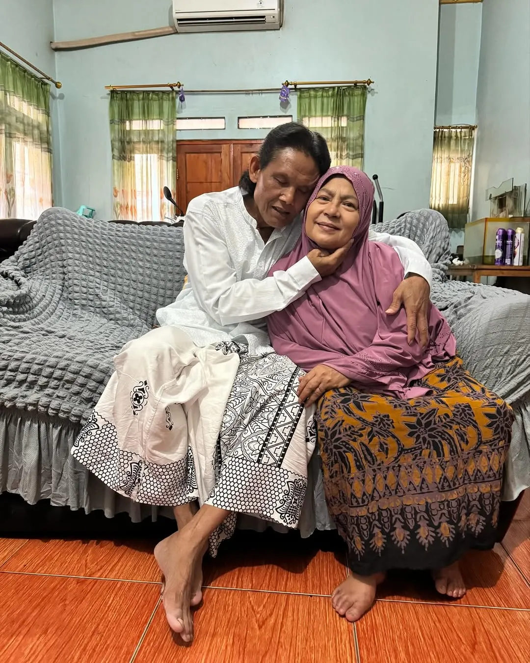 instagram.com/sitibadriahh