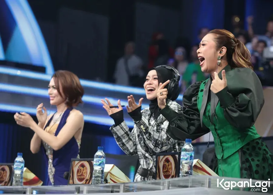 Soimah berdiri di samping Lesti © KapanLagi.com/Budy Santoso