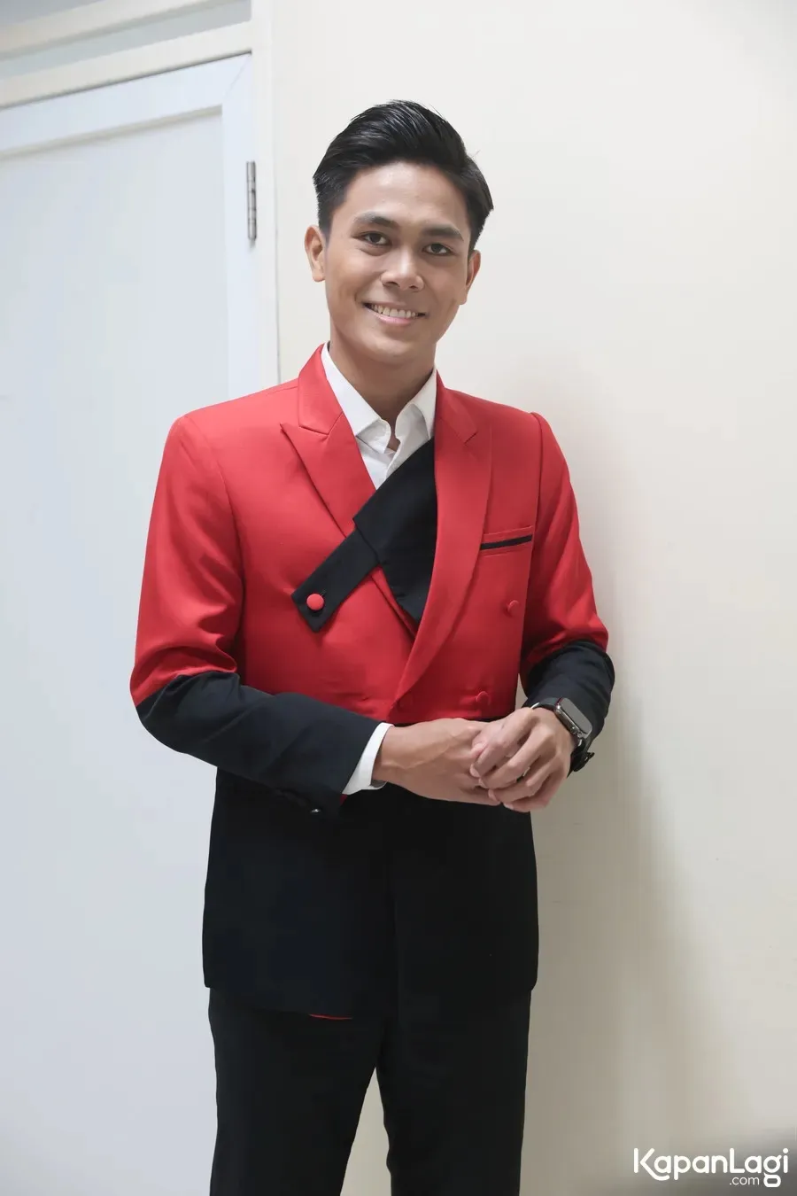 Syafiq DA8 pakai jas merah hitam © KapanLagi.com/Budy Santoso