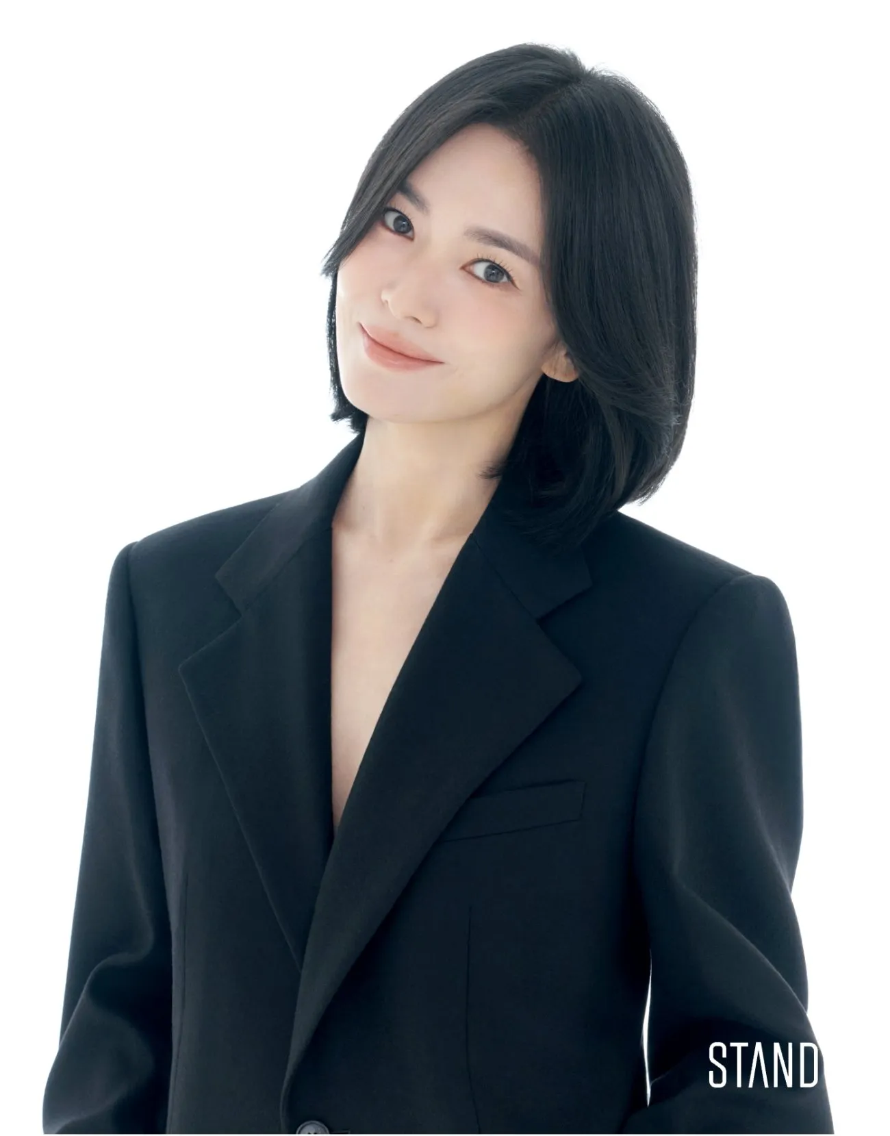 Song Hye Kyo foto profil agensi baru di 2026. (STAND)