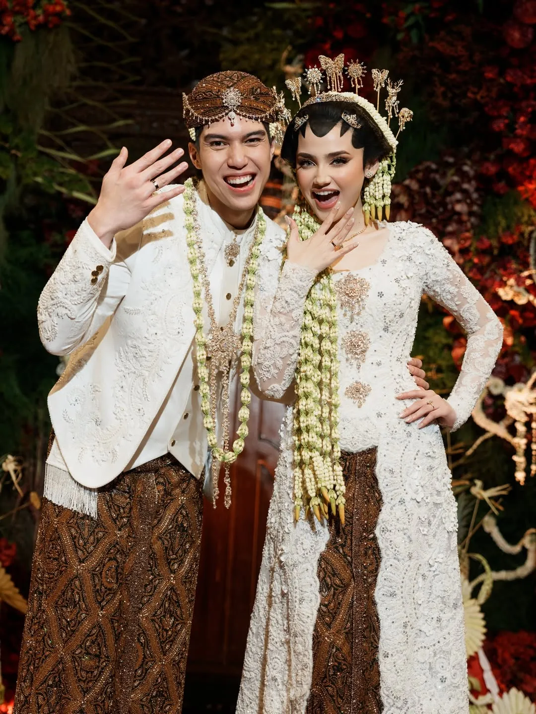 El Rumi dan Syifa Hadju pamerkan cincin nikah (credit: Instagram.com/elelrumi/@derai.studio)