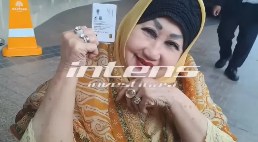 Dewi Motik perlihatkan souvenir El Rumi dan Syifa Hadju(credit: Youtube.com/Investigasi)