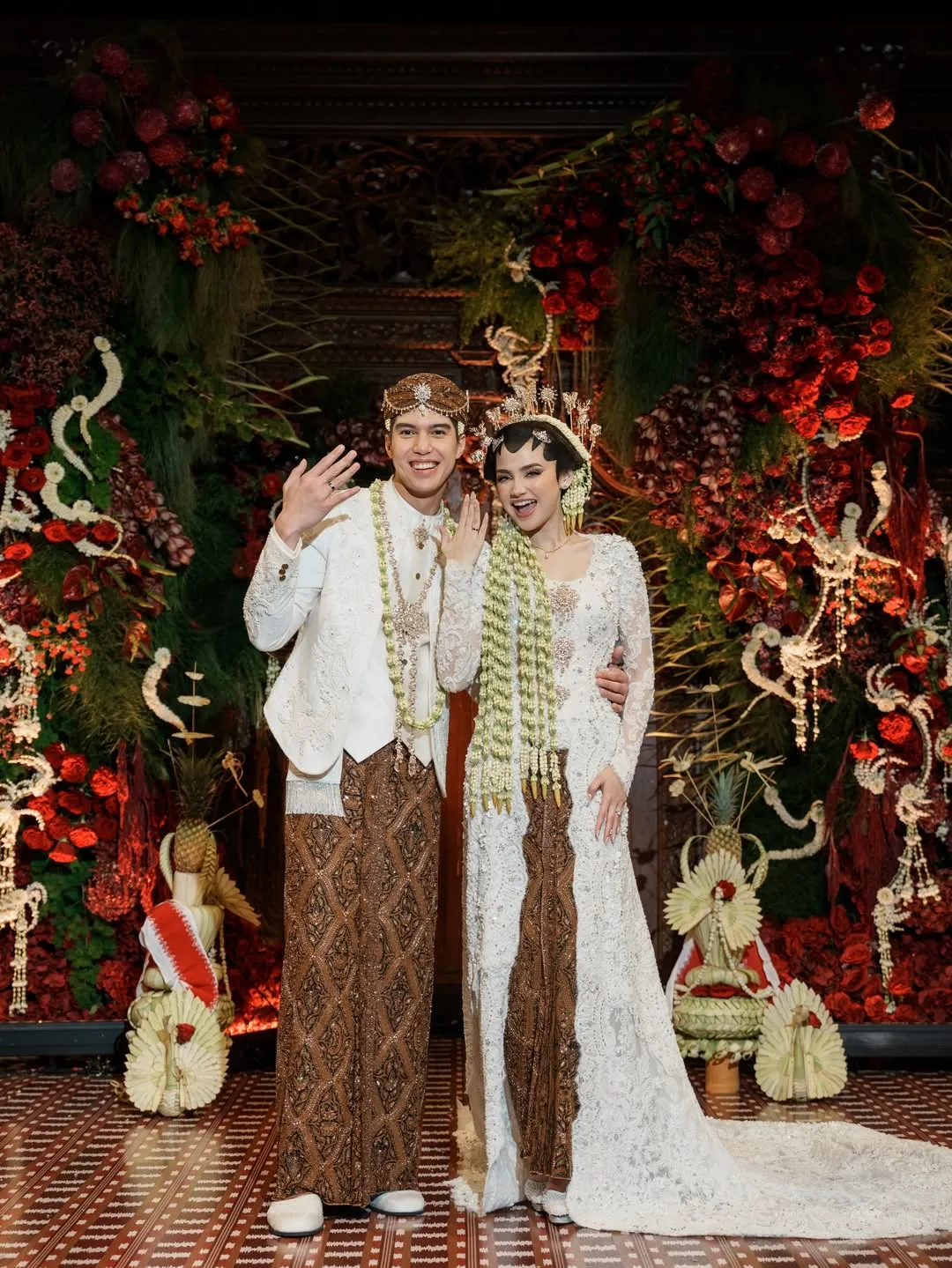 El Rumi dan Syifa Hadju saat akad nikah (credit: Instagram.com/elelrumi/@derai.studio)