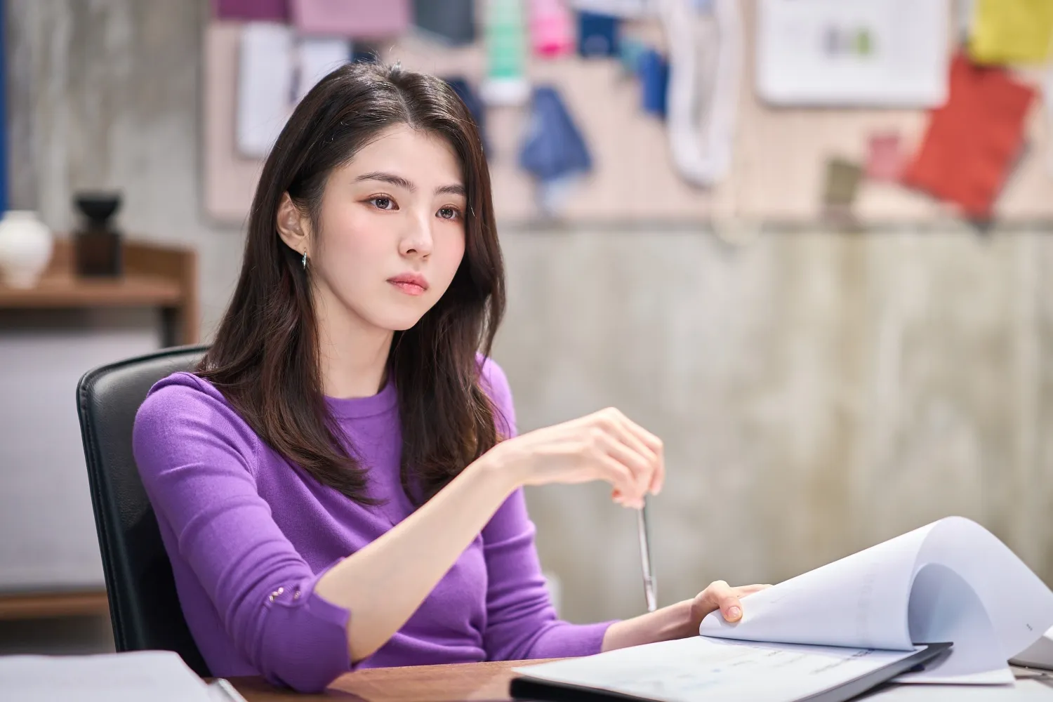Style Han So Hee pakai cardigan ungu. (The Intern)