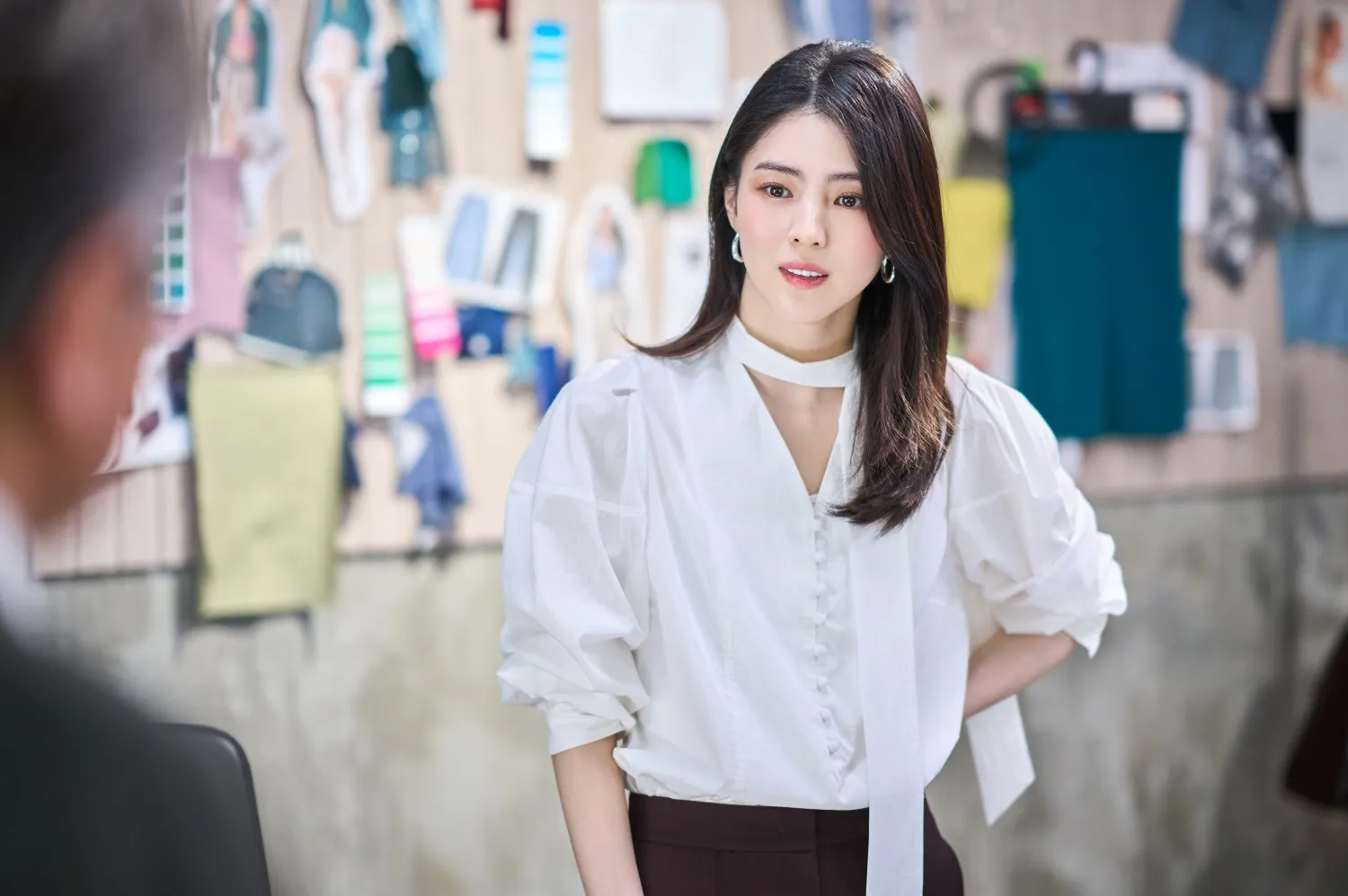 Han So Hee pakai blouse putih. (The Intern)