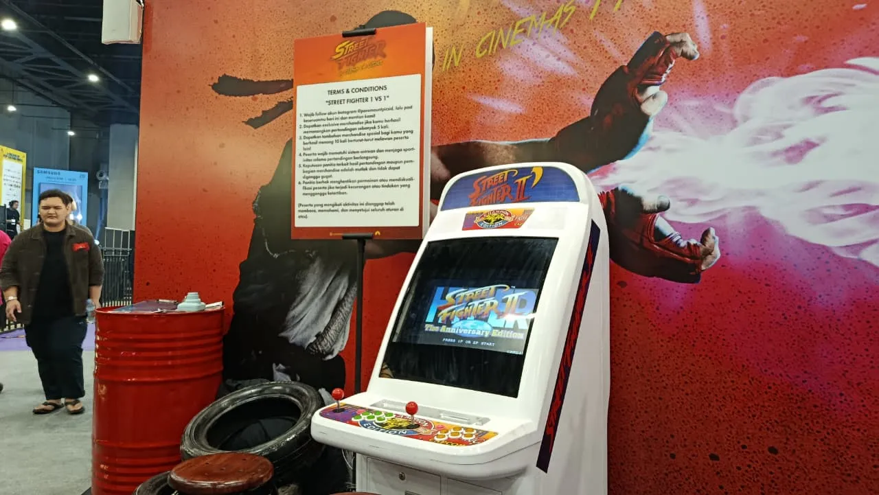 Mesin dingdong khas arcade yang dapat dimainkan langsung di booth Street Fighter pada ICC 2026. (dok. Kapanlagi.com/Sabrina Aulia Putri)