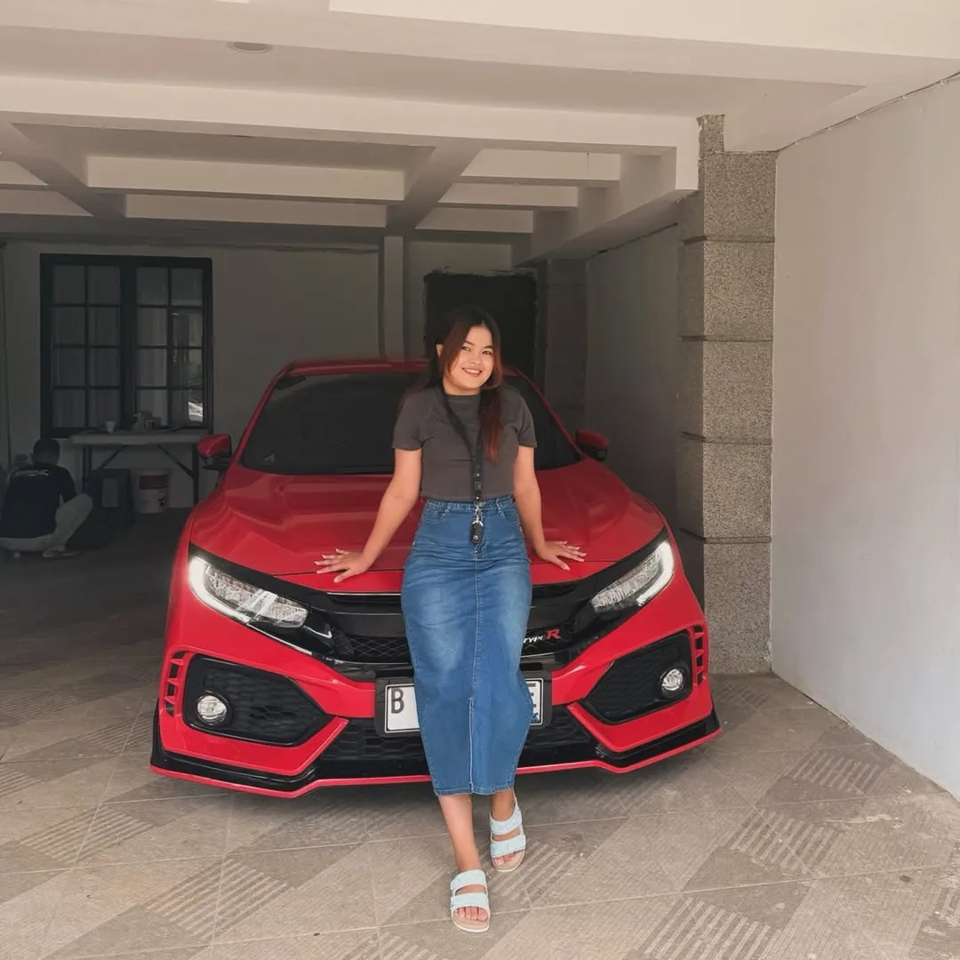 Sherly Pose di Depan Mobil (cr:KapanLagi.com/_mrshrlynaaa)