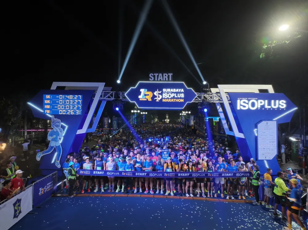 Para Peserta Half Marathon saat akan memulai Surabaya ISOPLUS Marathon 2025