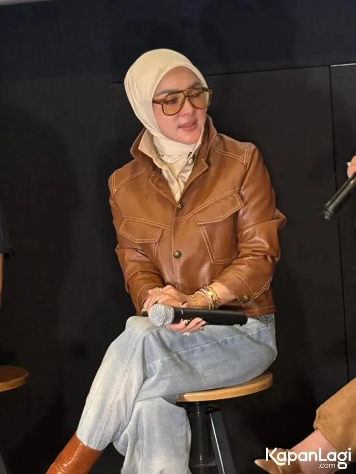 Syahrini pakai jaket coklat © KapanLagi.com/Fikri Alfi Rosyadi