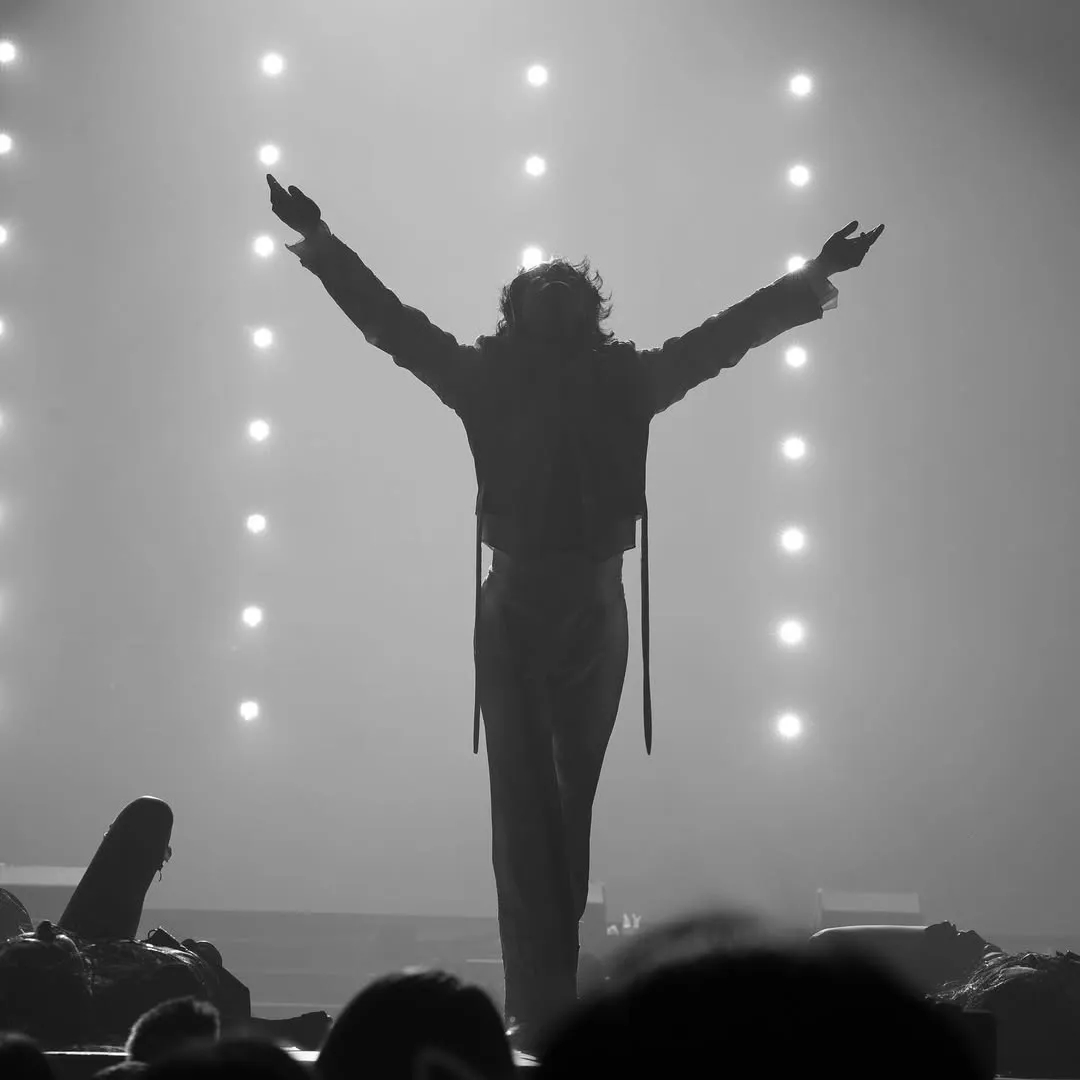 Siluet Taemin di Atas Panggung (credit: instagram.com/taemin_bpm)