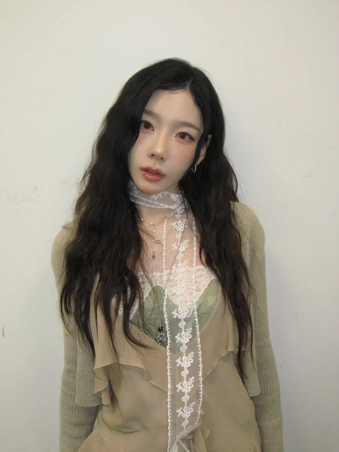 Rayakan 10 Tahun Debut Solo dengan Album Kompilasi Perdana  (credit: Instagram.com/taeyeon_ss/)