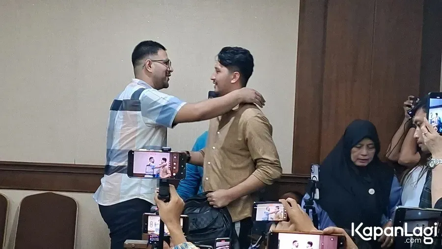 Aditya dan Ammar Zoni berpelukan di ruang sidang © KapanLagi.com/Fikri Alfi Rosyadi