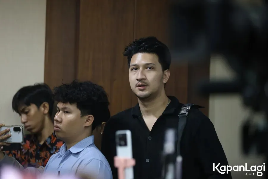 Aditya Zoni berambut pendek di ruang sidang Ammar © KapanLagi.com/Budy Santoso