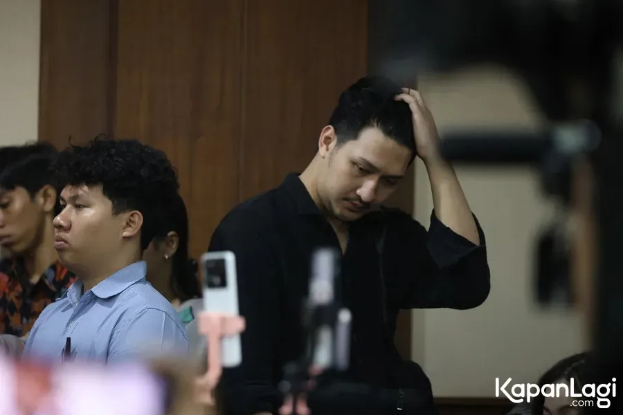 Aditya Zoni pakai kemeja hitam di sidang Ammar © KapanLagi.com/Budy Santoso