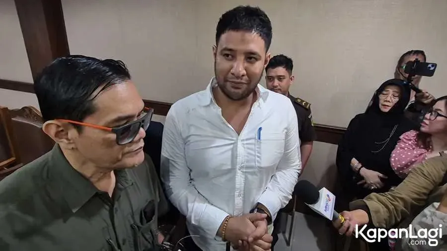 Ammar Zoni pakai kemeja putih di sidang © KapanLagi.com/Fikri Alfi Rosyadi