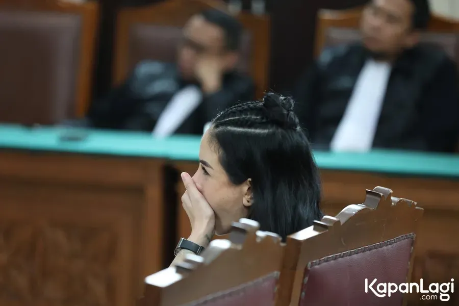 Nikita Mirzani duduk di kursi pengadilan © KapanLagi.com/Budy Santoso