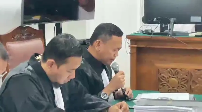 Pengacara Nikita Mirzani menangis di ruang sidang © KapanLagi.com/Fikri Alfi Rosyadi
