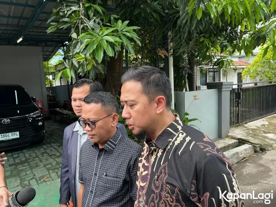 Pengacara Nikita Mirzani pakai baju batik © KapanLagi.com/Mathias Purwanto
