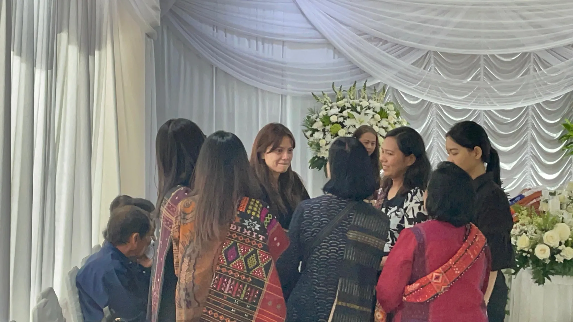 Marsha Aruan di rumah duka ibunda, Senin (19/10/2026) © KapanLagi.com/Fikri Alfi Rosyadi