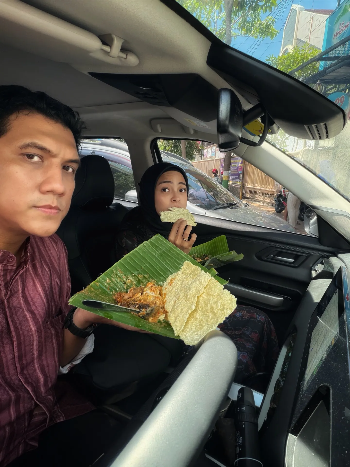 Tantri Kotak dan suami dalam mobil (credit: instagram.com/tantrisyalindri)