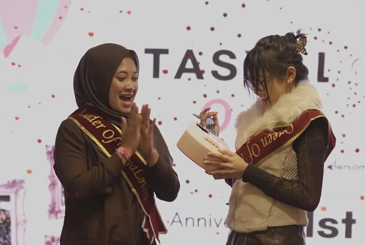 Tasya Terima Hadiah dari TasyaLovers Indonesia (credit: instagram.com/tasyalovers.indonesia_official)