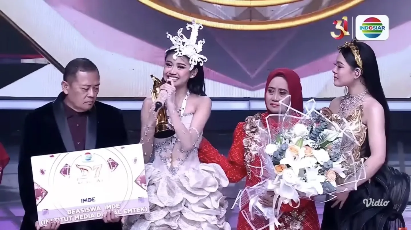Ibunda bersyukur dengan kemenangan Tasya sebagai juara 1 Dangdut Academy 7 (cr: Youtube Indoesiar)