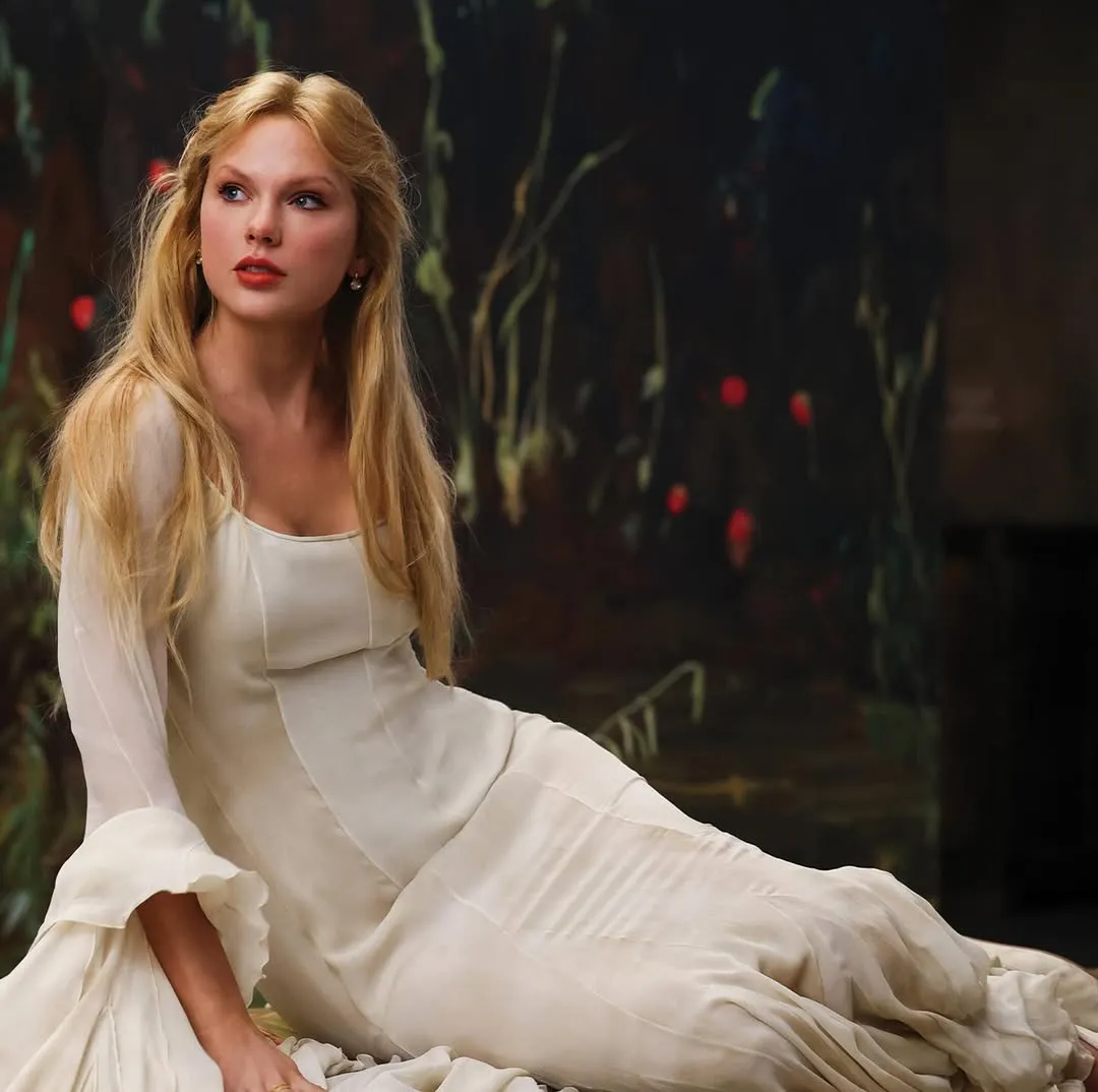 Taylor Swift tampil dengangaun putih (credit: Instagram.com/taylorswift/)
