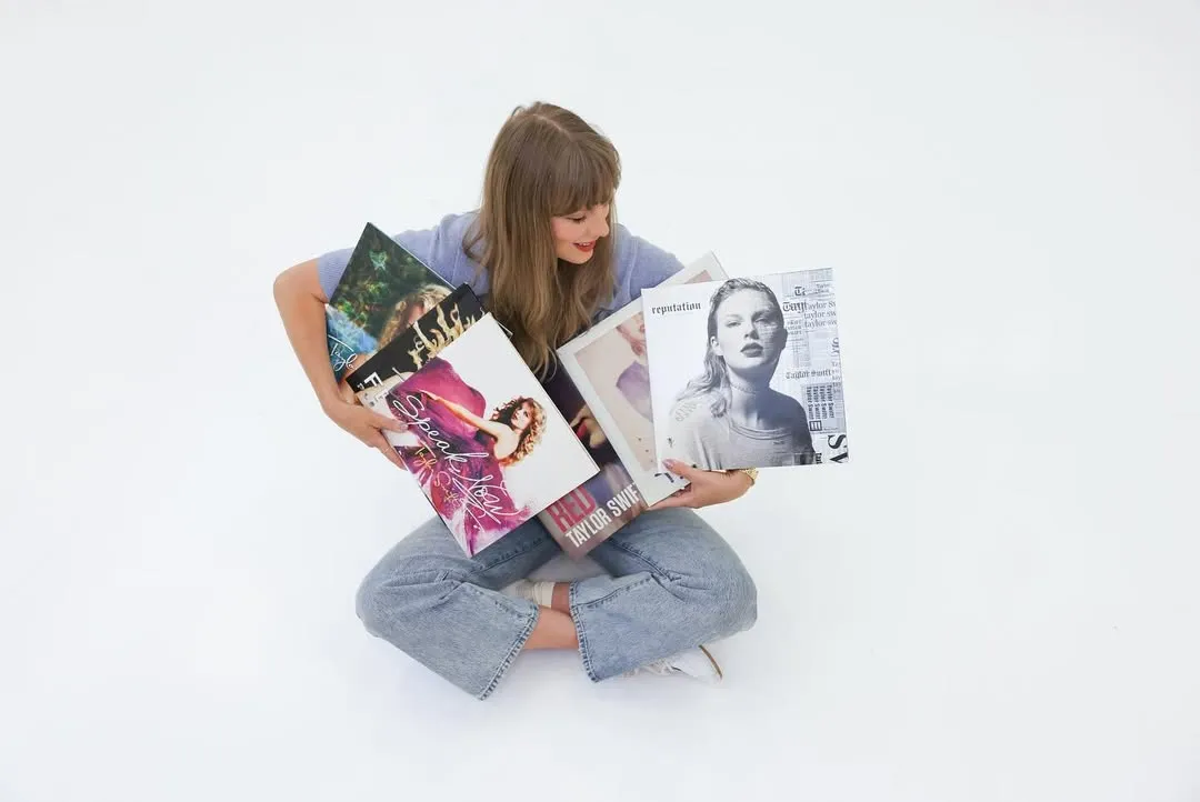 Taylor Swift perlihatkan album-albumnya  (credit: Instagram.com/taylorswift/)
