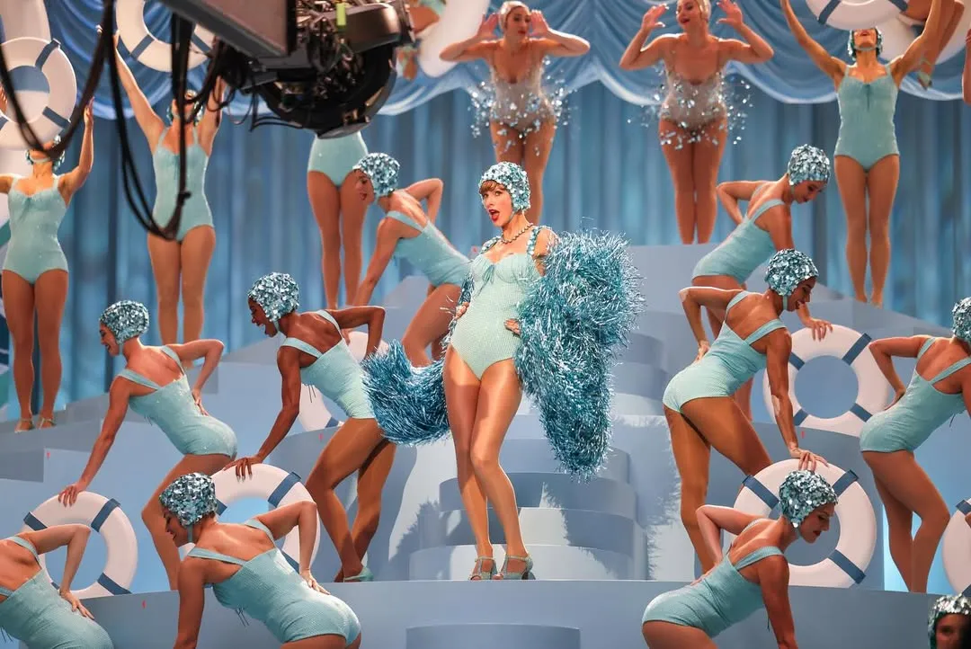 Taylor Swift tampil dengan busana nuansa biru  (credit: Instagram.com/taylorswift/)