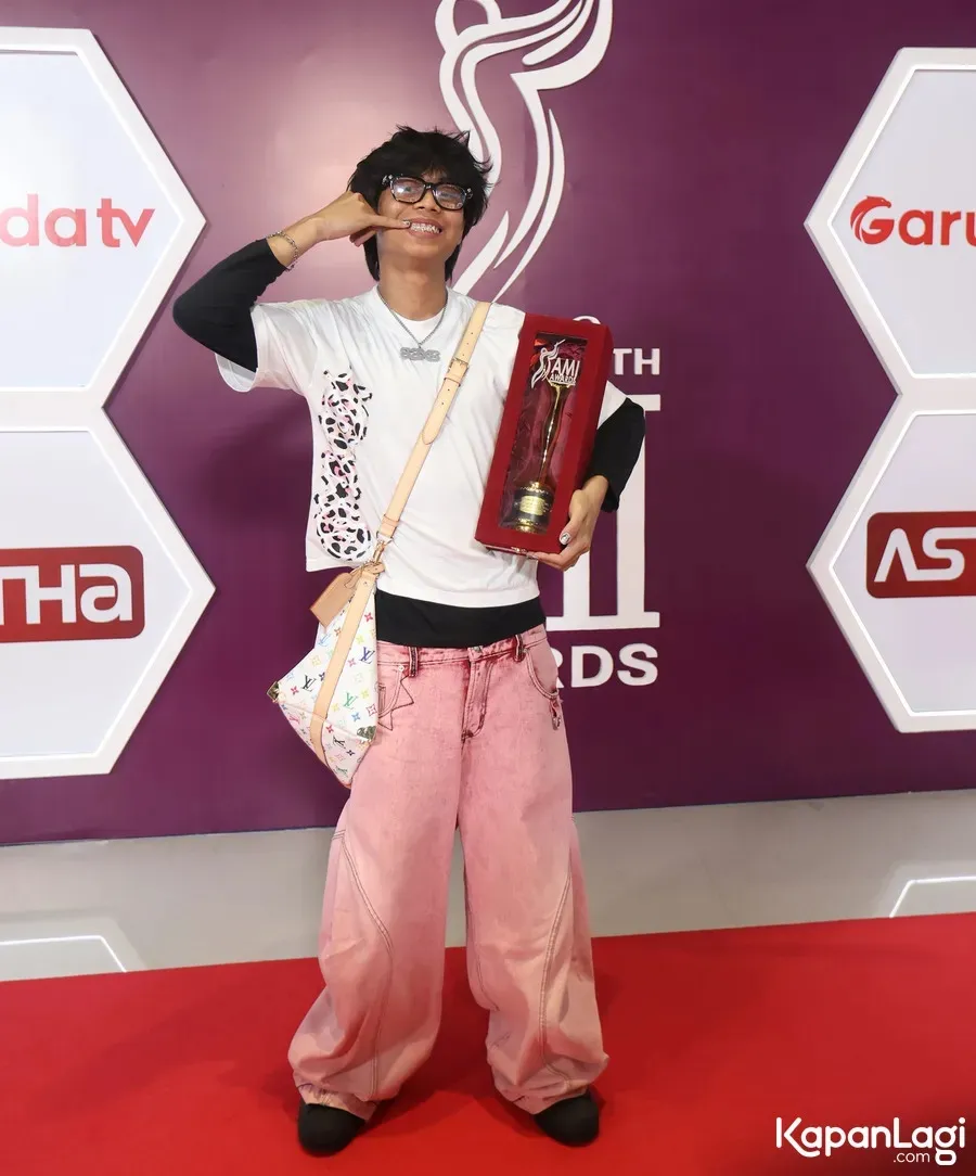 Tenxi Pegang Piala © KapanLagi.com/Budy Santoso