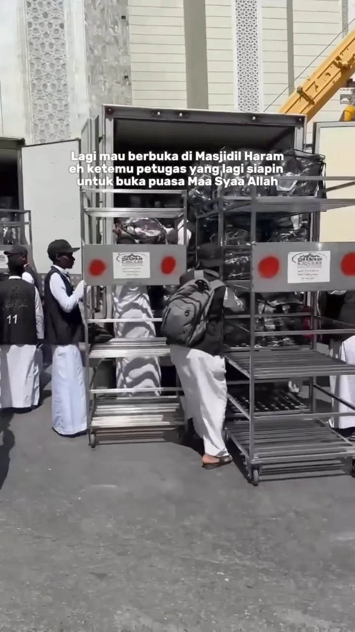 Suasana distribusi berbuka puasa di Masjidil Haram (credit: Instagram.com/teukuwisnu/)