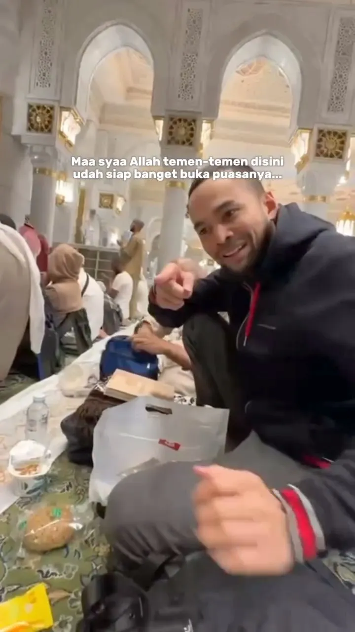 Teuku Wisnu menikmati suasana berbuka puasa (credit: Instagram.com/teukuwisnu/)