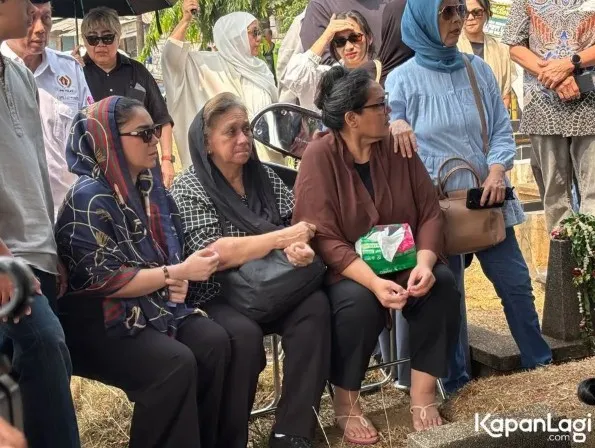 Talitha Latief di pemakaman ayahnya (credit: KapanLagi.com/Fikri Alfi Rosyadi)