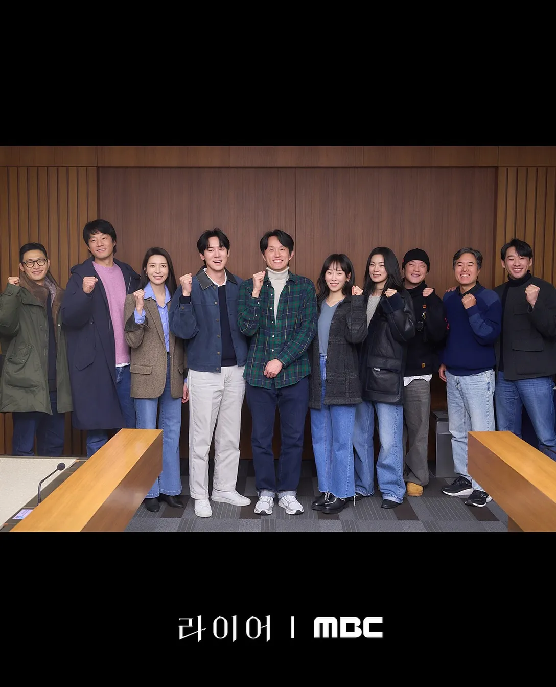 Potret para pemeran drama Korea The Perfect Lie dan sutradara Jo Young Min (Instagram/mbcdrama_now)