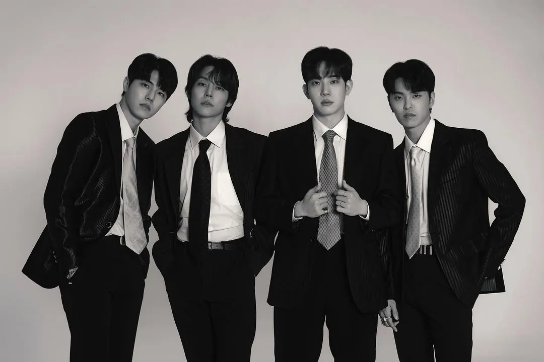 Potret THE ROSE dengan jas formal (credit: Instagram.com/official_therose/)
