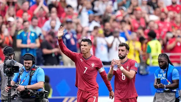 Pemain Portugal Cristiano Ronaldo dan Bruno Fernandes. (AP Photo/Ashley Landis)