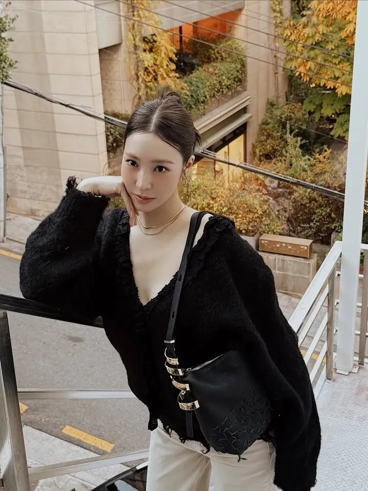 Tiffany Young pakai baju hitam Â© instagram.com/tiffanyyoungofficial