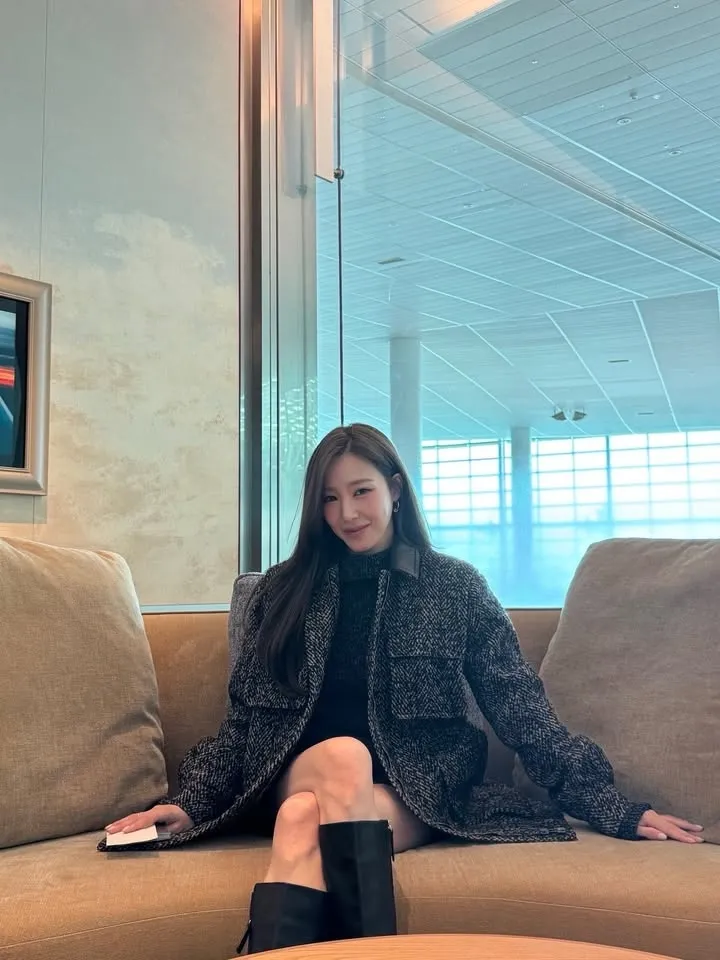 Tiffany Young duduk di sofa Â© instagram.com/tiffanyyoungofficial