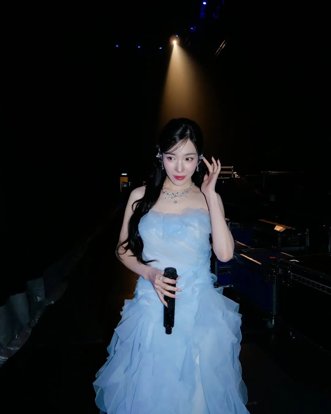 Tiffany Young pakai gaun biru Â© instagram.com/tiffanyyoungofficial