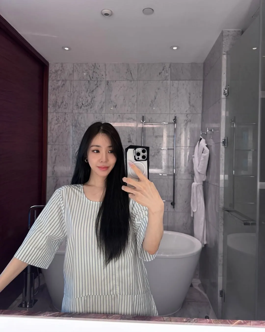 Tiffany Young di kamar mandi Â© instagram.com/tiffanyyoungofficial
