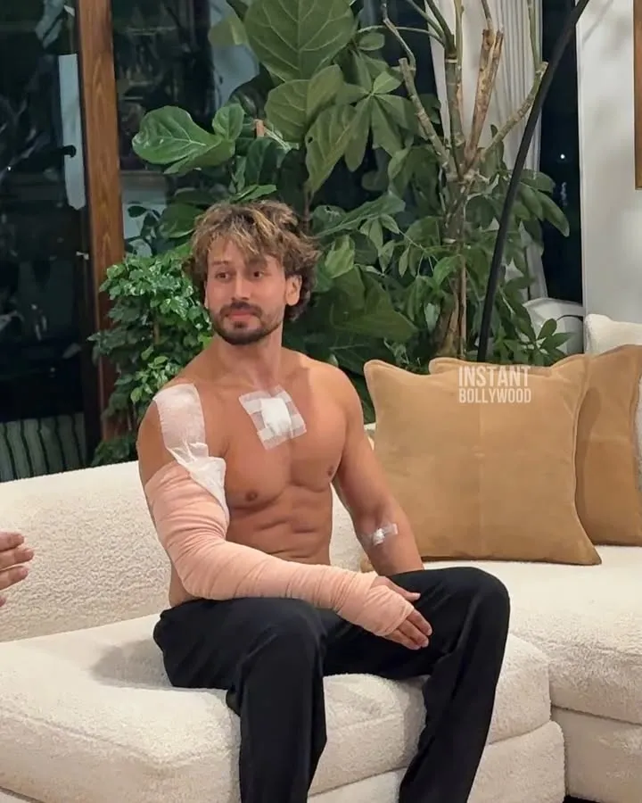Tiger Shroff duduk di sofa © instagram.com/instantbollywood