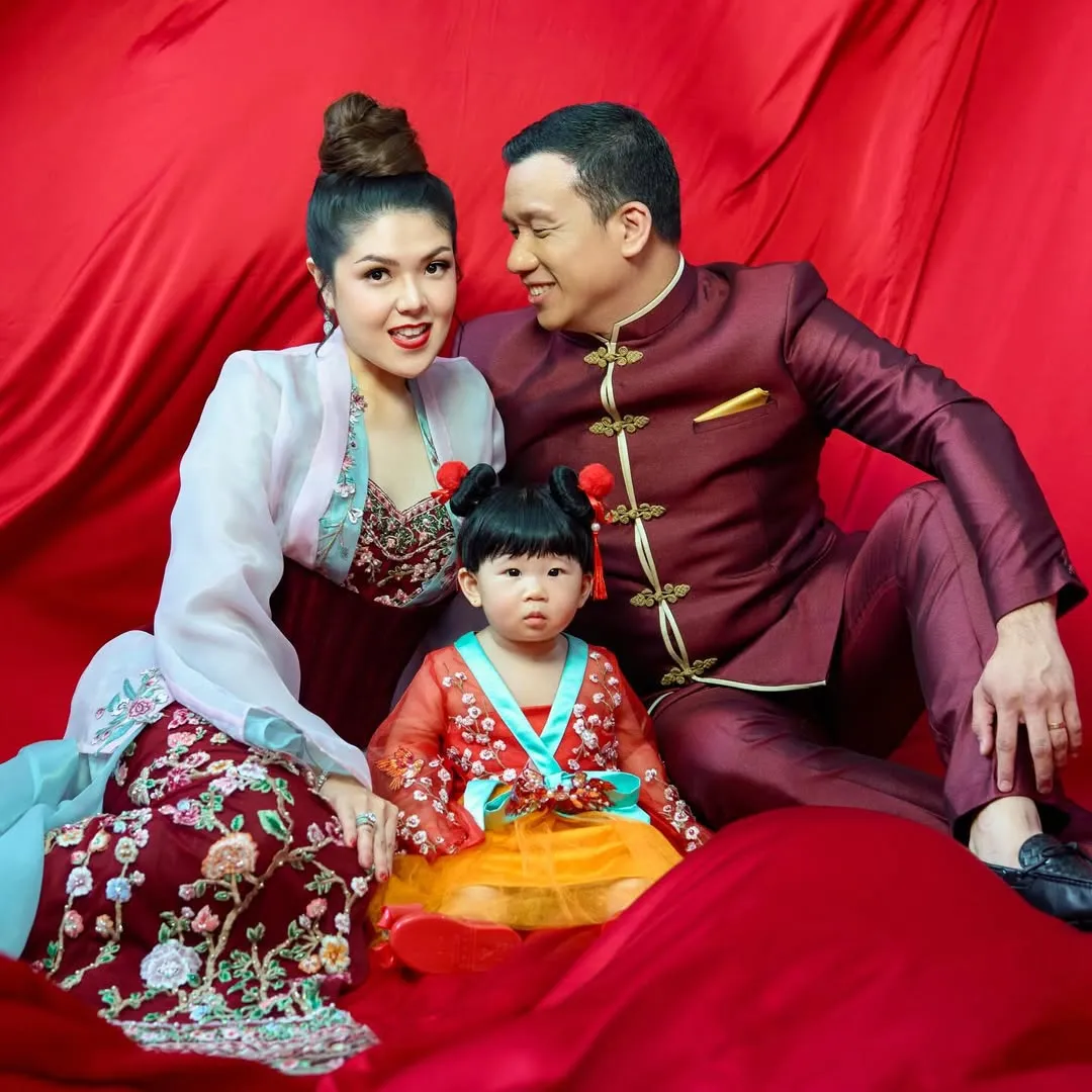 Photoshoot Tina Toon Bersama Suami  dan Anak (cr:instagram.com/tinatoon101)