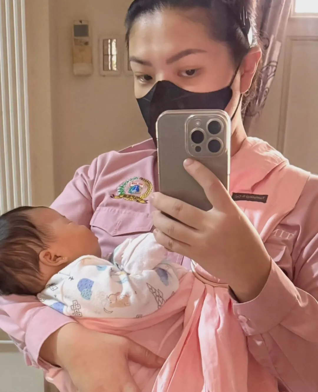 Tina Toon Gendong Anak Setelah Lahiran (cr:instagram.com/tinatoon101)