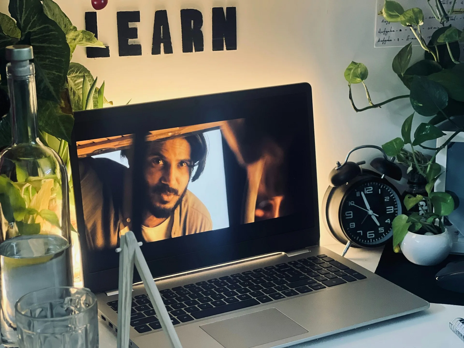 Streaming film di laptop (credit: unsplash)