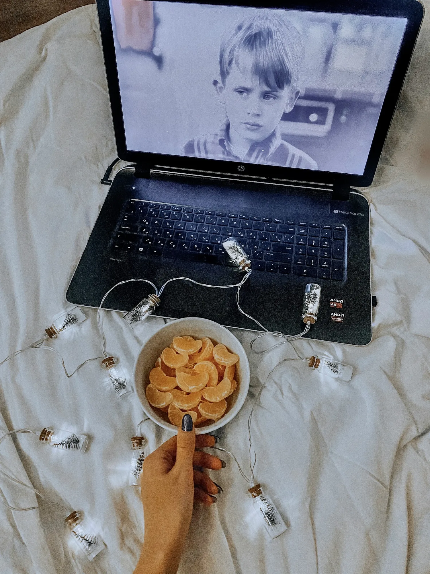 Streaming film di laptop (credit: unsplash)