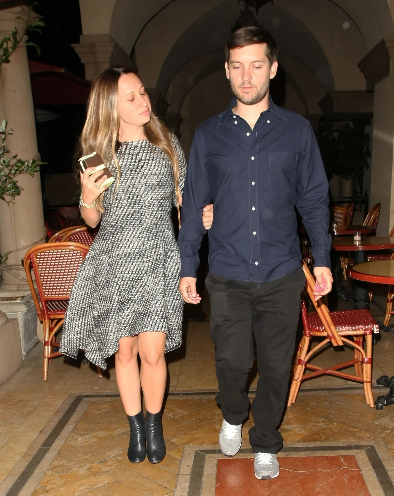 Tobey Maguire dan Jennifer Meyer jalan bersama © fameflynet