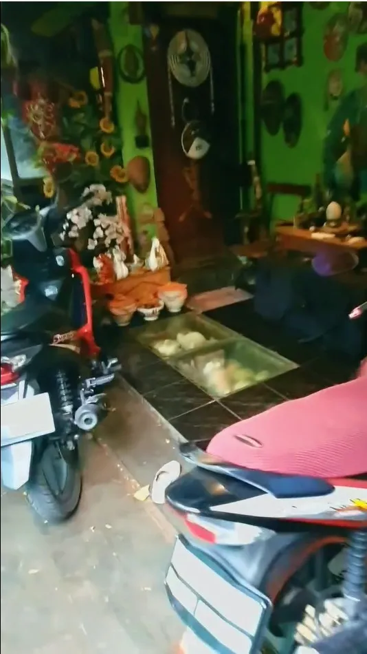 Suasana depan Rumah
