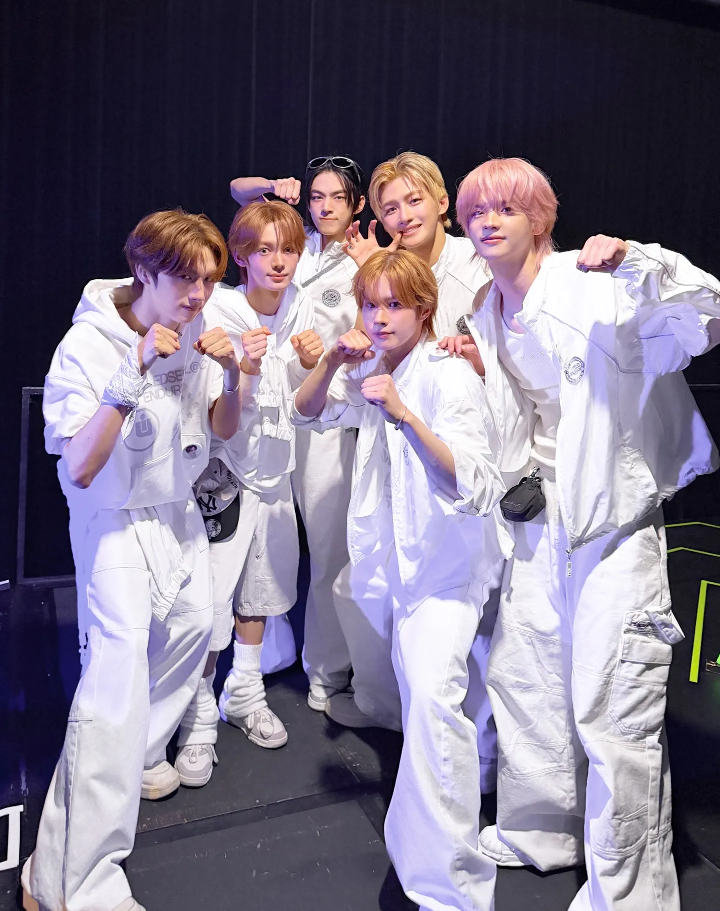 TWS dengan dresscode serba putih/Instagram.com/tws_pledis