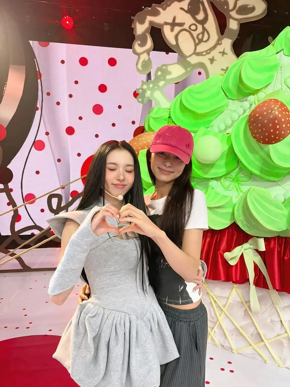 Tzuyu dan Chaeyoung TWICE Heart Sign (credit: instagram.com/thinkaboutzu)
